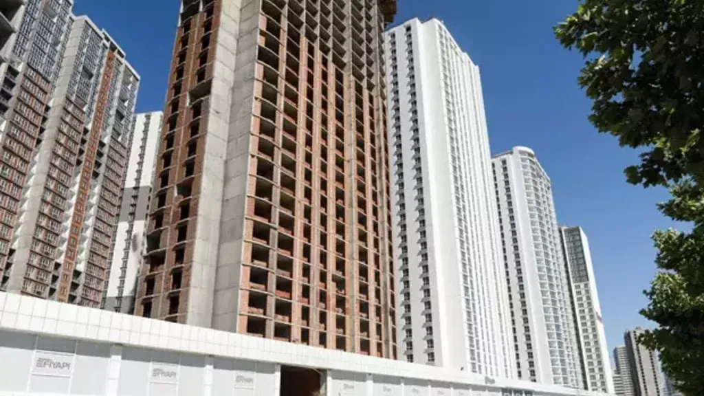 Great Investing in Istanbul: Exploring Off Plan Projects 3 Construction delay at off-plan property development site, with visible signs of halted work and machinery